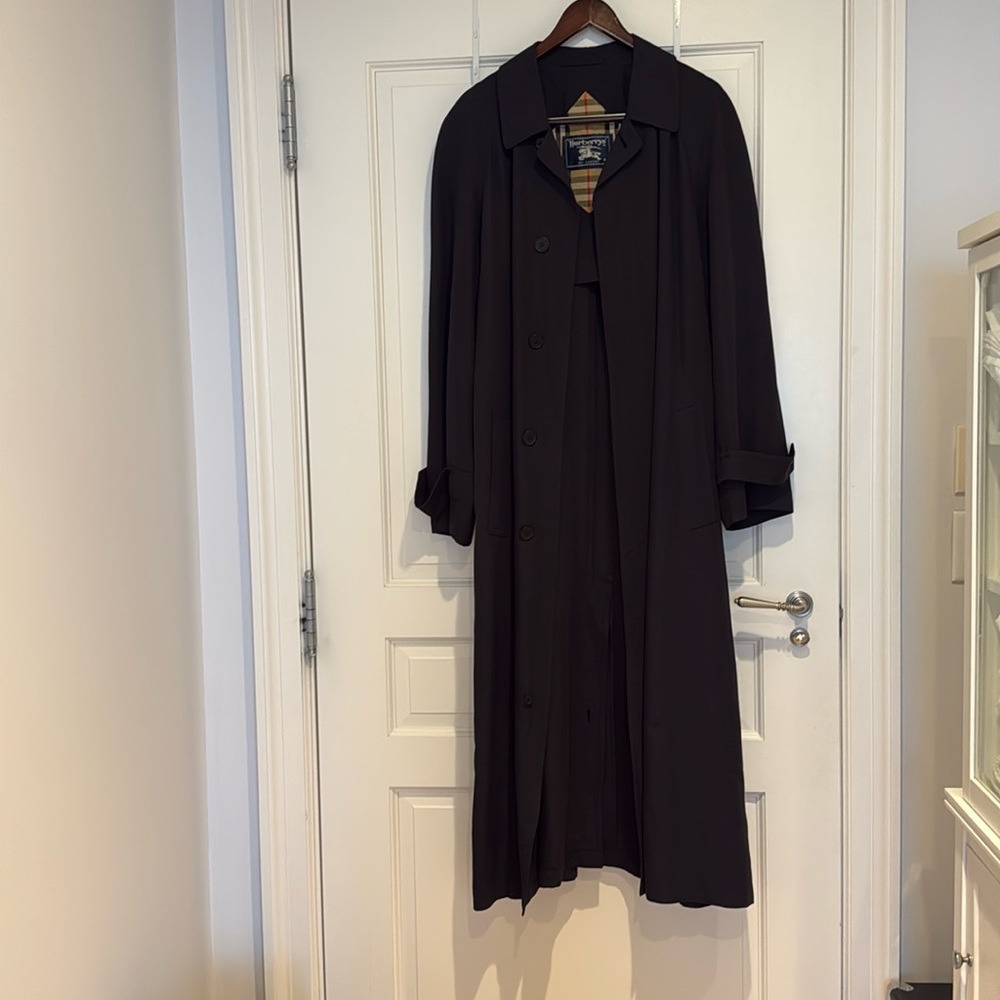 Black Burberry Men’s Trench Coat. Size L 40. Perfect condition.